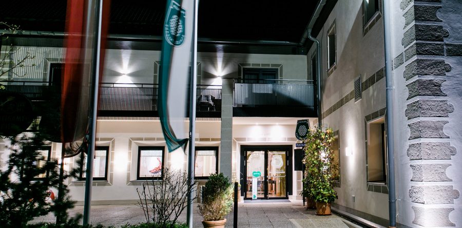 Schlosstaverne Thannhausen bei Nacht